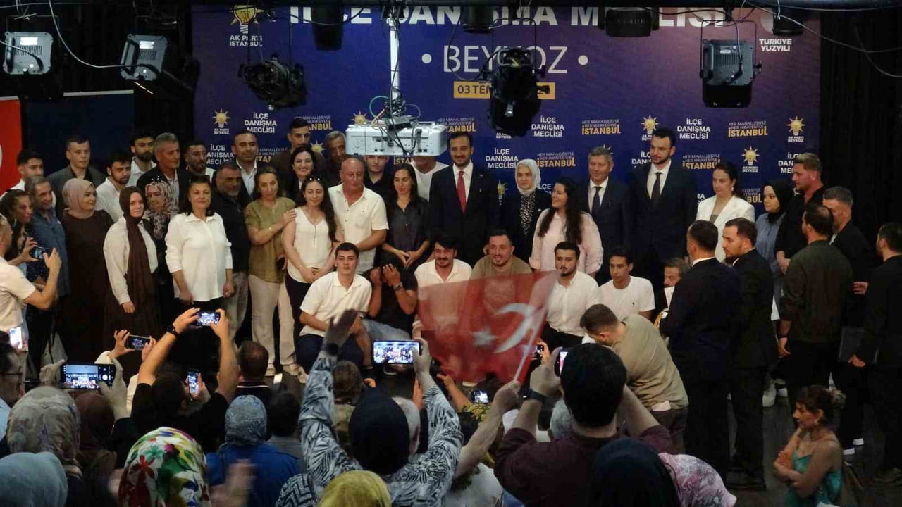 ESENGÜL YILMAZ GÜL'E ROZETİ AK PARTİ İSTANBUL İL BAŞKANI ABDULLAH ÖZDEMİR TARAFINDAN...
