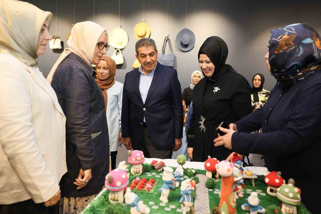ESENLER BELEDİYESİ'NİN MESLEK EDİNDİRME KURSLARINA KATILAN KURSİYERLERİN 40 FARKLI BRANŞTA YAPTIĞI...