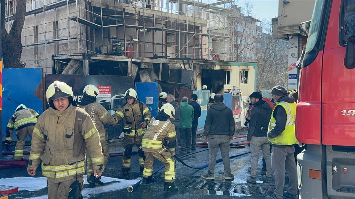 Esenler Havalimanı Mahallesi Kırgız Sokak'taki bir inşaat şantiyesinde bulunan 2 katlı işçi...