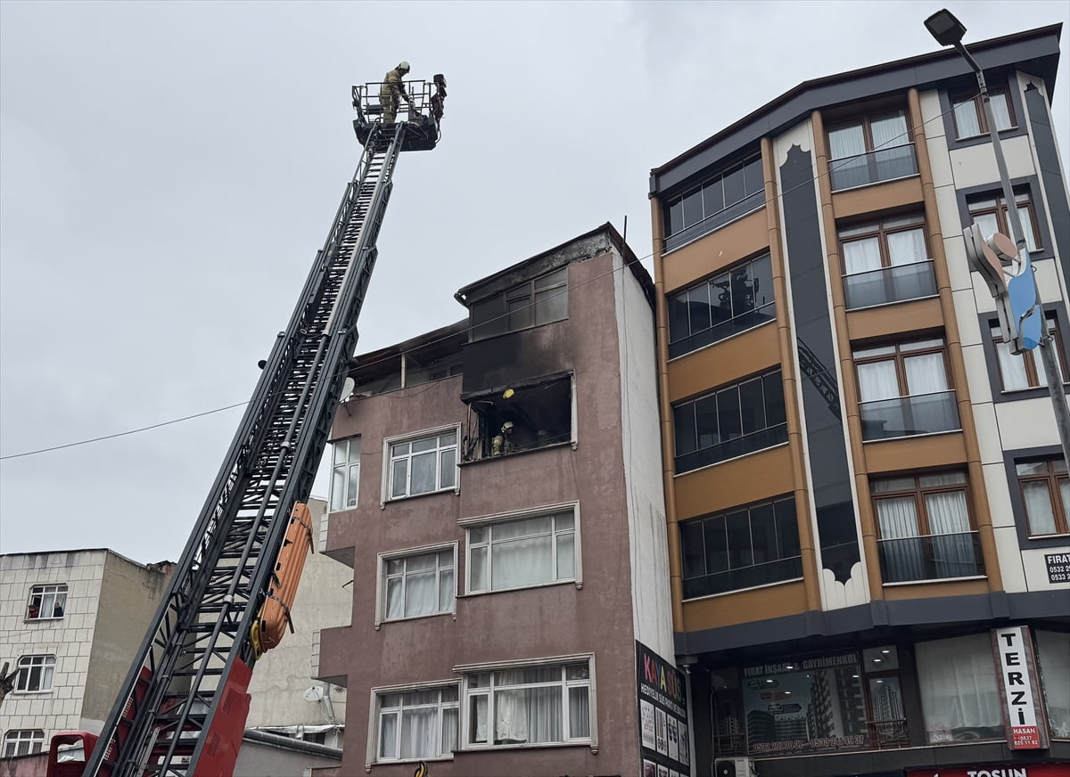 Esenler Menderes Mahallesi 358 Sokak'ta bulunan 4 katlı binanın üçüncü katında çıkan yangın...