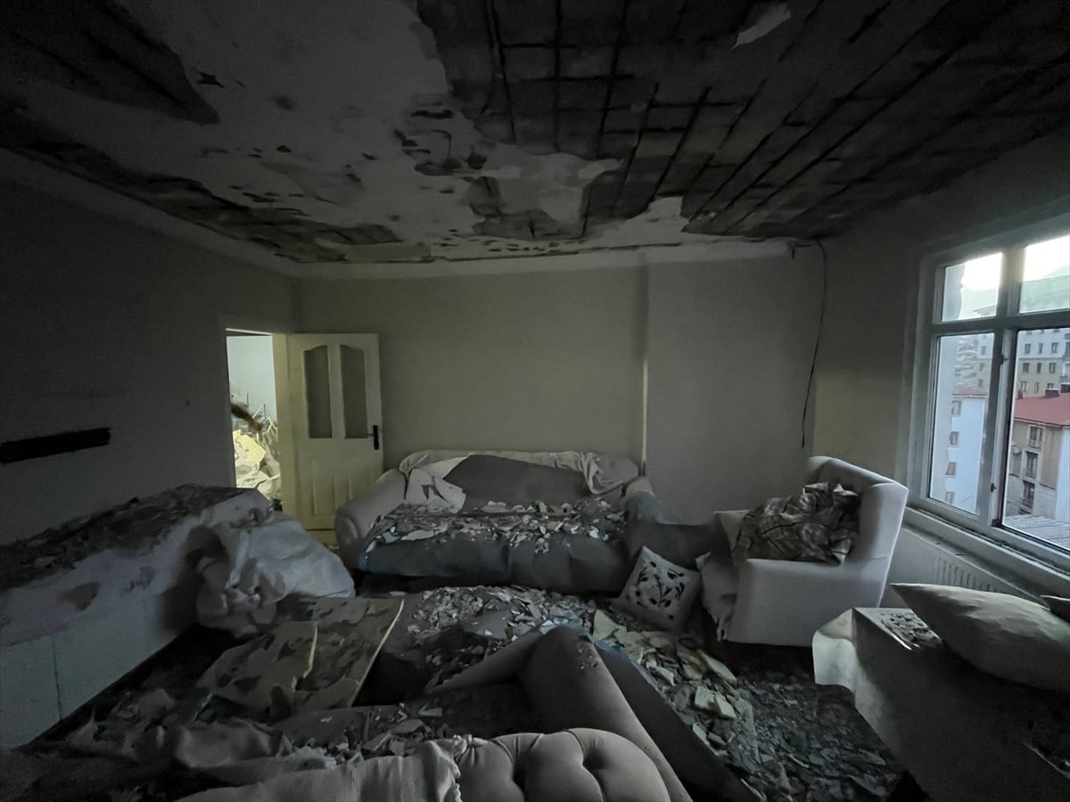 Esenler'de 5 katlı binanın en üst katındaki dairenin tavanında yağışın etkisiyle çökme meydana...