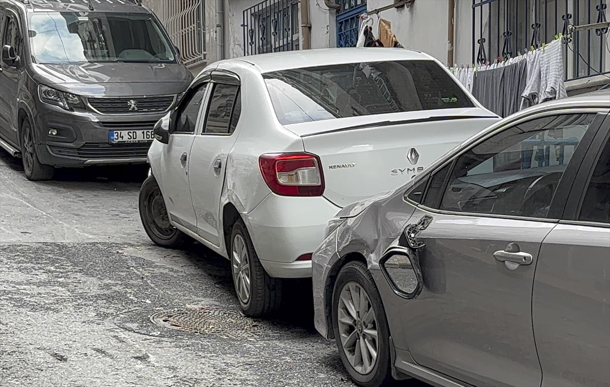 Esenler'de, arızalanan otomobilin yüklendiği çekici, yokuştan kaydıktan sonra önce araç dışındaki...
