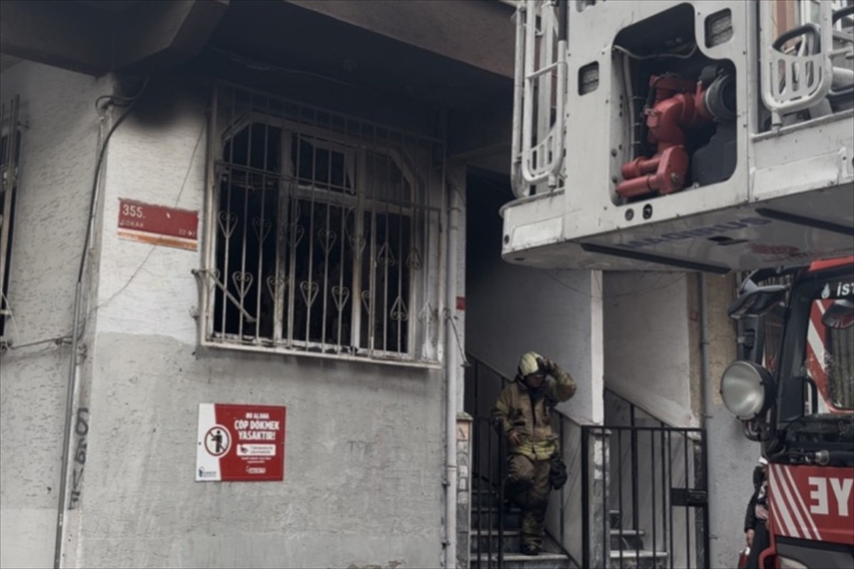 Esenler'de bir binanın giriş katındaki dairede çakmakla oynayan çocuğun çıkardığı yangın itfaiye...