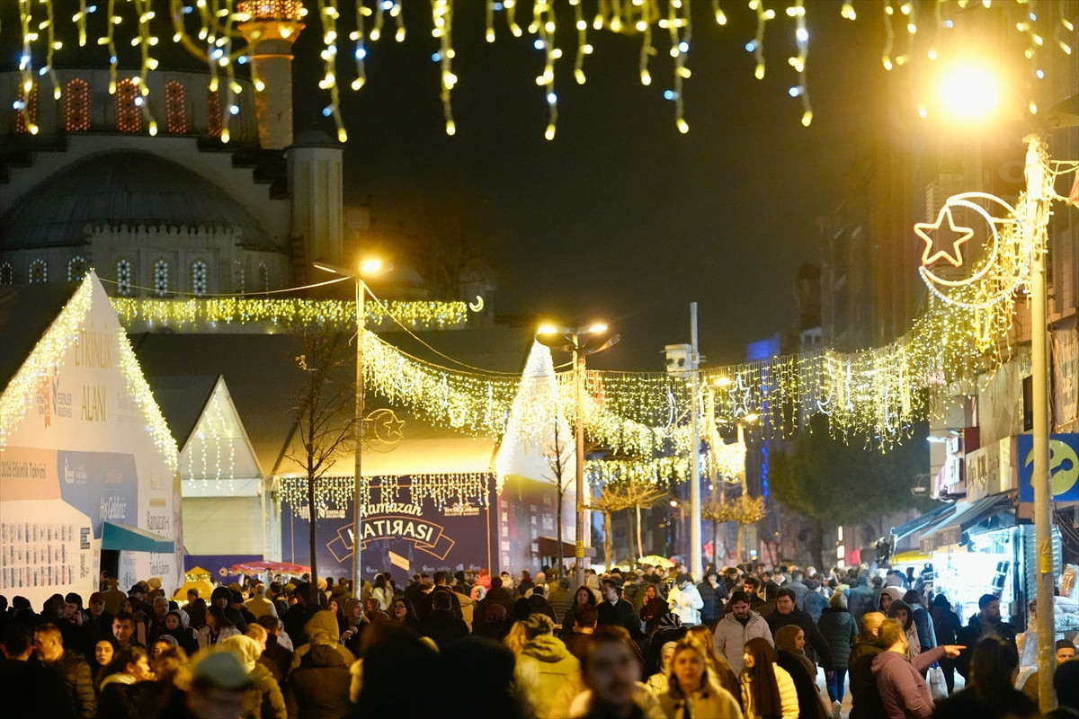 Esenler'de ramazan temalı süslemelerle ışıklandırılan Dörtyol Meydanı, iftar sonrası...