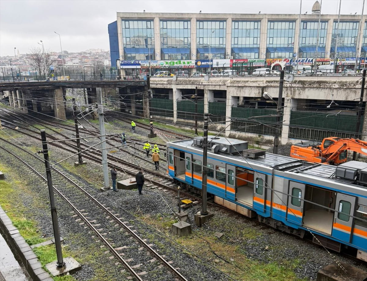 Esenler'de, sefer sırasında bir metronun raydan çıkması nedeniyle yolcular tahliye edildi.
