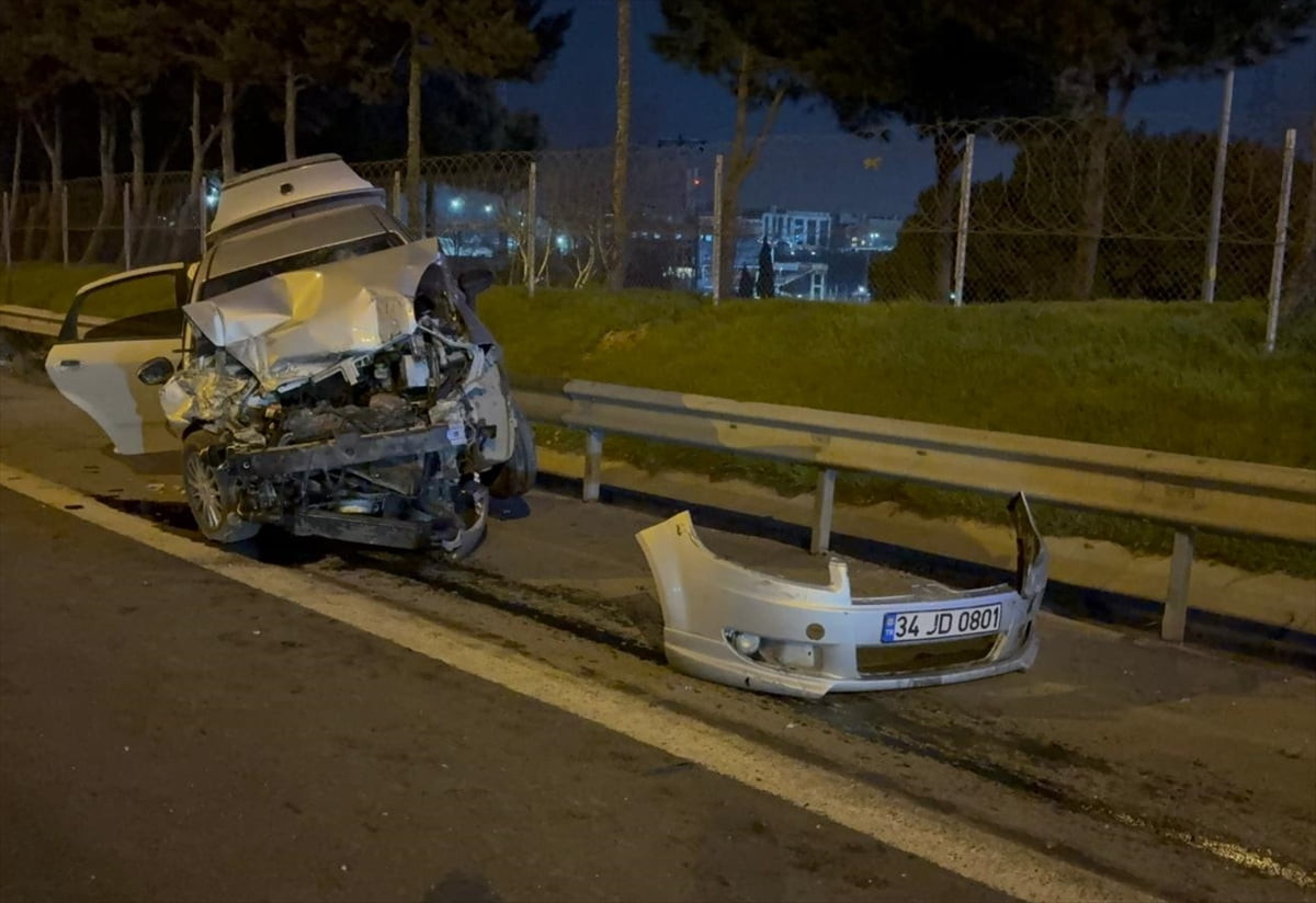 Esenler’de, önce bir panelvana ardından bariyerlere çarpan otomobilde bulunan 2 kişi yaralanarak...