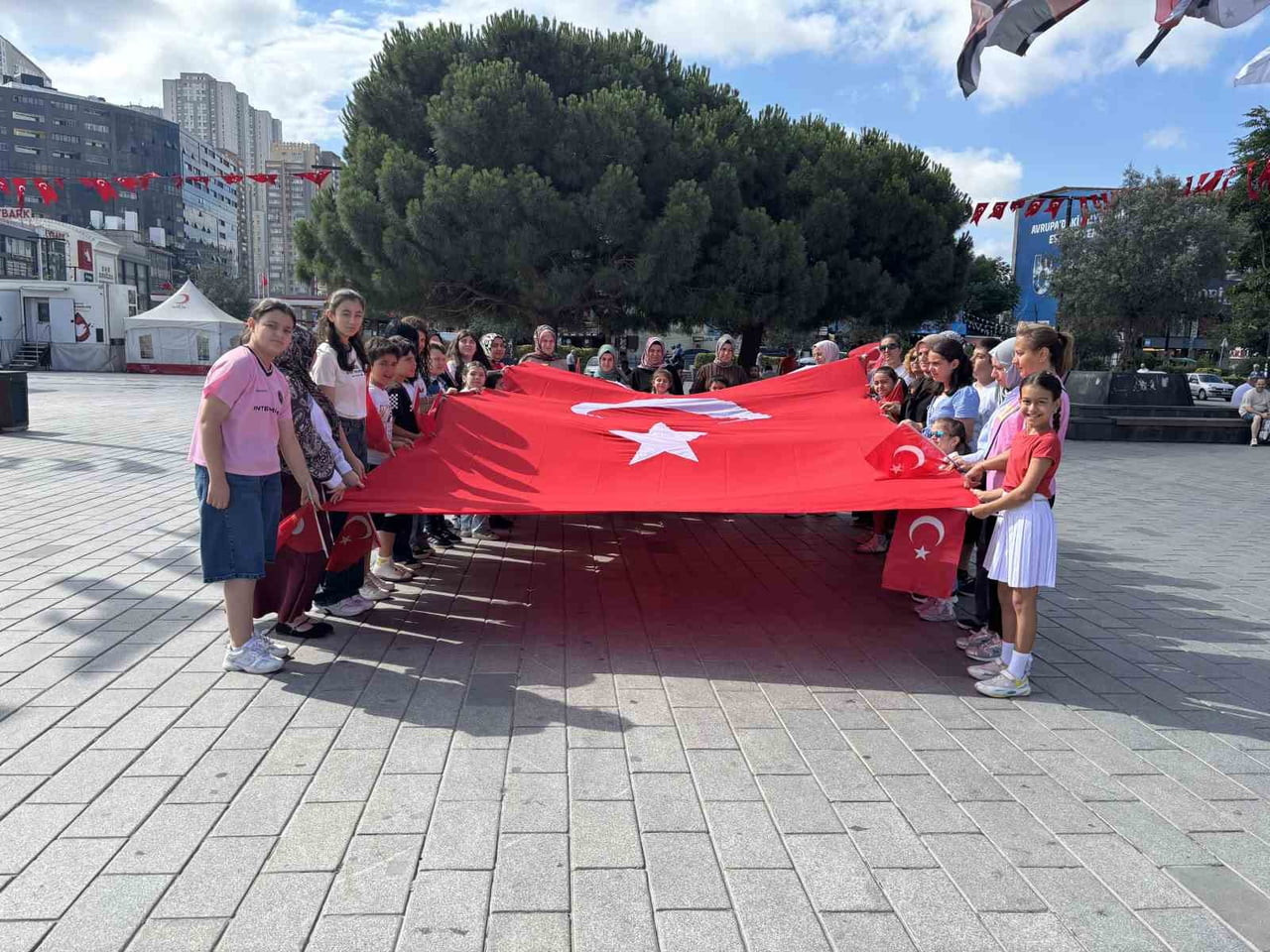 ESENYURT BELEDİYESİ, 15 TEMMUZ DEMOKRASİ VE MİLLÎ BİRLİK GÜNÜ KAPSAMINDA İLÇEDEKİ ÇOCUKLAR VE...