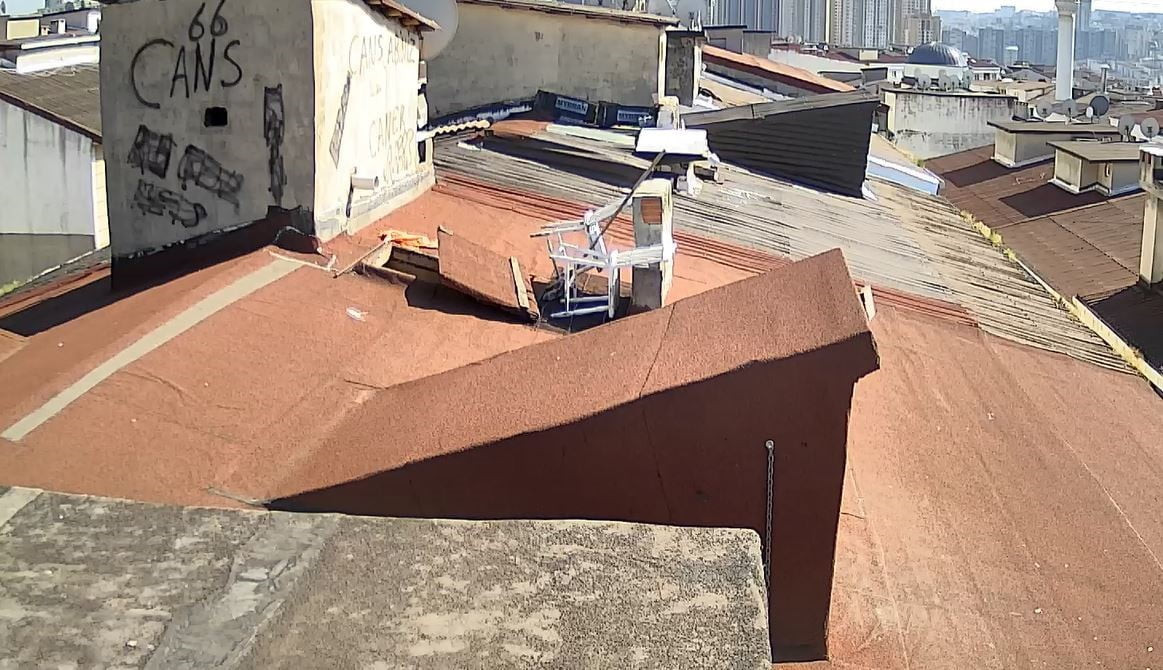 ESENYURT İLÇESİNDE BİNALARIN ÇATILARINA ÇIKAN BİR ŞAHIS, İDDİAYA GÖRE APARTMAN BOŞLUKLARINDAN...