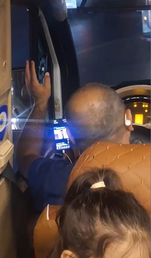 ESENYURT-KÜÇÜKÇEKMECE ARASINDA YOLCU TAŞIYAN BİR MİNİBÜS ŞOFÖRÜ, TELEFONUNDAN VİDEO İZLEYEREK...