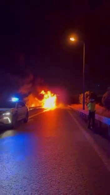 ESENYURT TEM OTOYOLU'NDA SEYİR HALİNDEKİ TIRDA YANGIN ÇIKTI. TIR KISA SÜREDE ALEVLERE TESLİM...