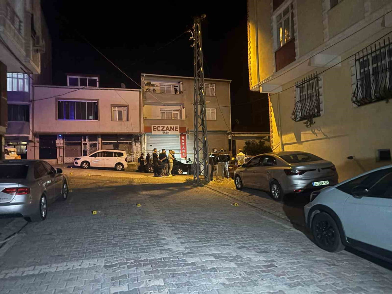 ESENYURT'TA 2 GRUP ARASINDA SİLAHLI ÇATIŞMA ÇIKTI: O ANLAR GÜVENLİK KAMERASINA YANSIDI