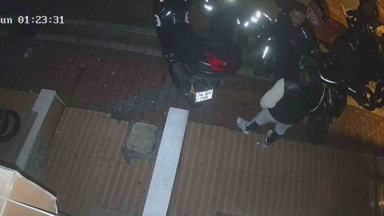 ESENYURT'TA AİLESİNİN FIRINA EKMEK ALMAYA GÖNDERDİĞİ 14 YAŞINDAKİ ÇOCUK, MOTOKURYELER TARAFINDAN...