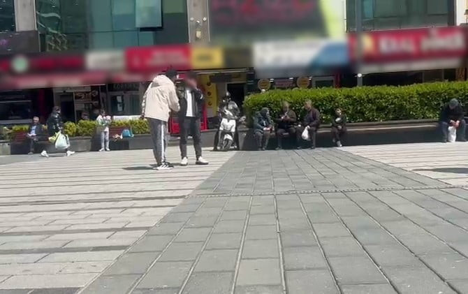 ESENYURT'TA BAZI ŞAHISLARIN HANUTÇULUK YÖNTEMİYLE YOLDAN GEÇEN İNSANLARA 'GÜZELLİK MERKEZİNDE...