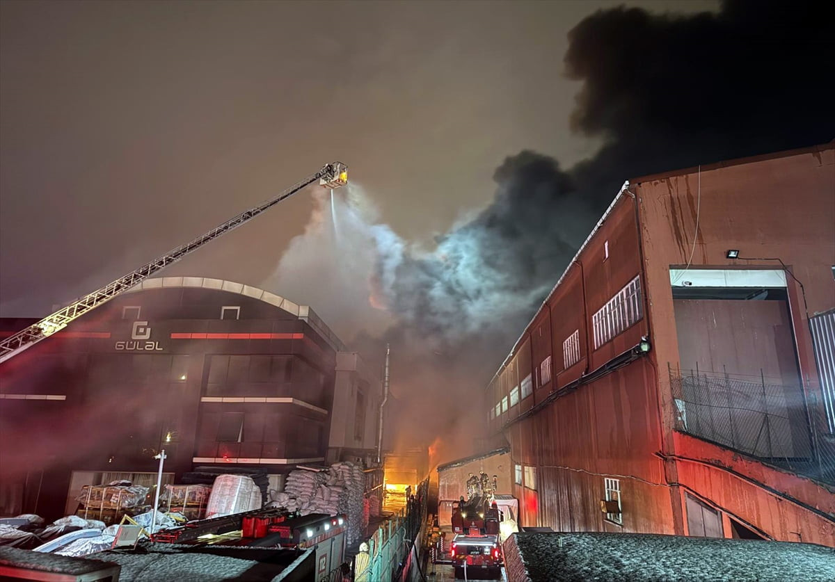 Esenyurt'ta bir kahve firmasına ait fabrikada çıkan yangına itfaiye ekipleri müdahale ediyor.