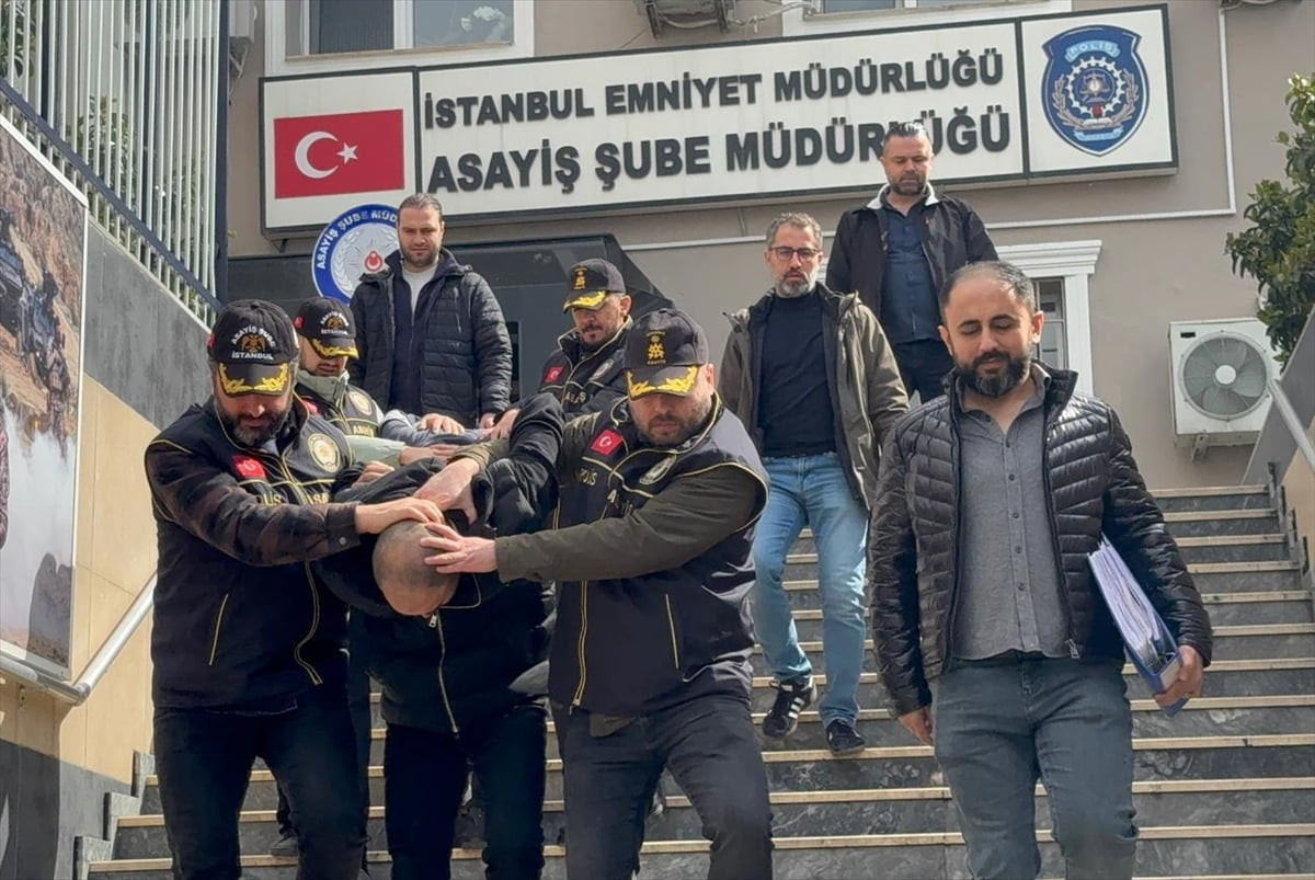 Esenyurt'ta bir rezidansın koridorunda iki kişinin silahla vurularak öldürülmesine ilişkin...