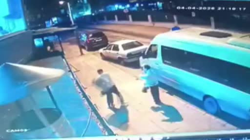 Esenyurt'ta bir şahıs sokak ortasında iki kadını darp etti...O anlar kamerada