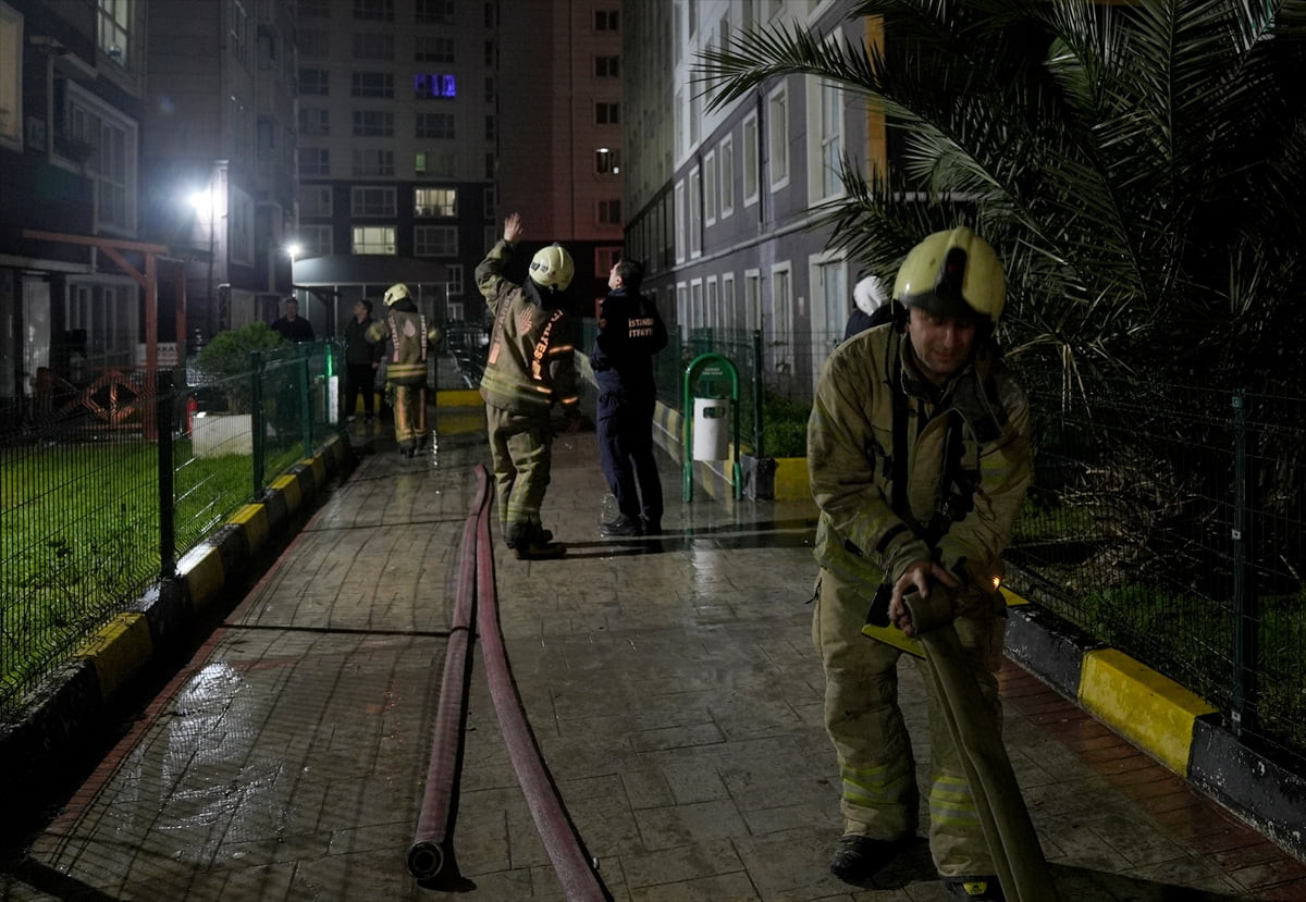 Esenyurt'ta bir sitede çıkan yangın, itfaiye ekiplerinin müdahalesiyle söndürüldü. İhbar üzerine...