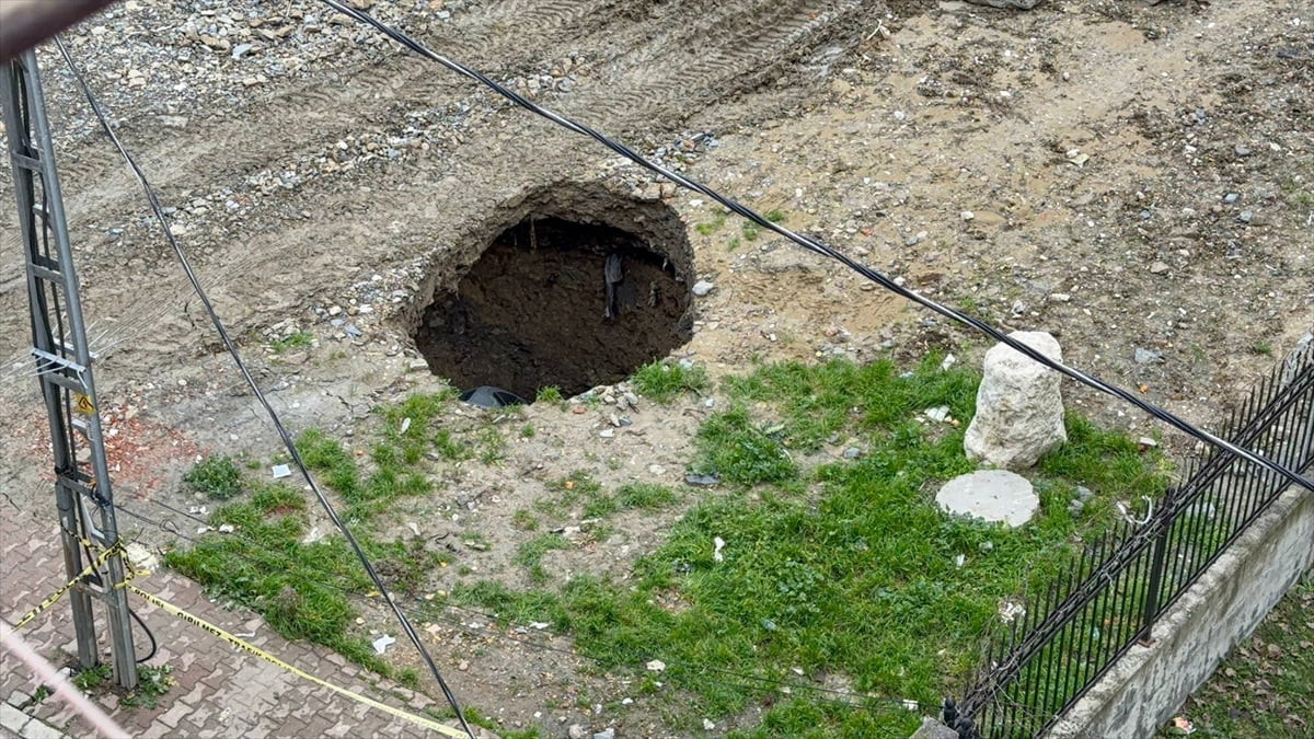 Esenyurt'ta, boş arazide park halindeki otomobilin göçükle oluşan çukura düşme anı cep telefonu...