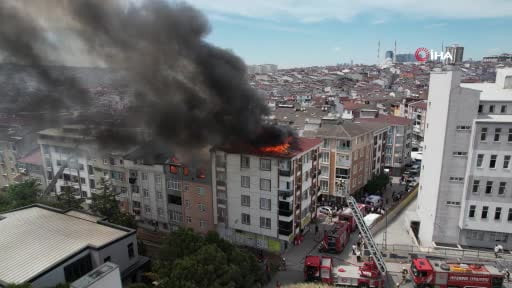 Esenyurt'ta çatı yangını: Alevler yan binaya sıçradı