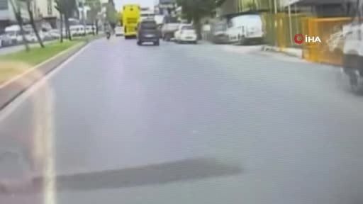 Esenyurt'ta motokurye İETT otobüsüne çarptı