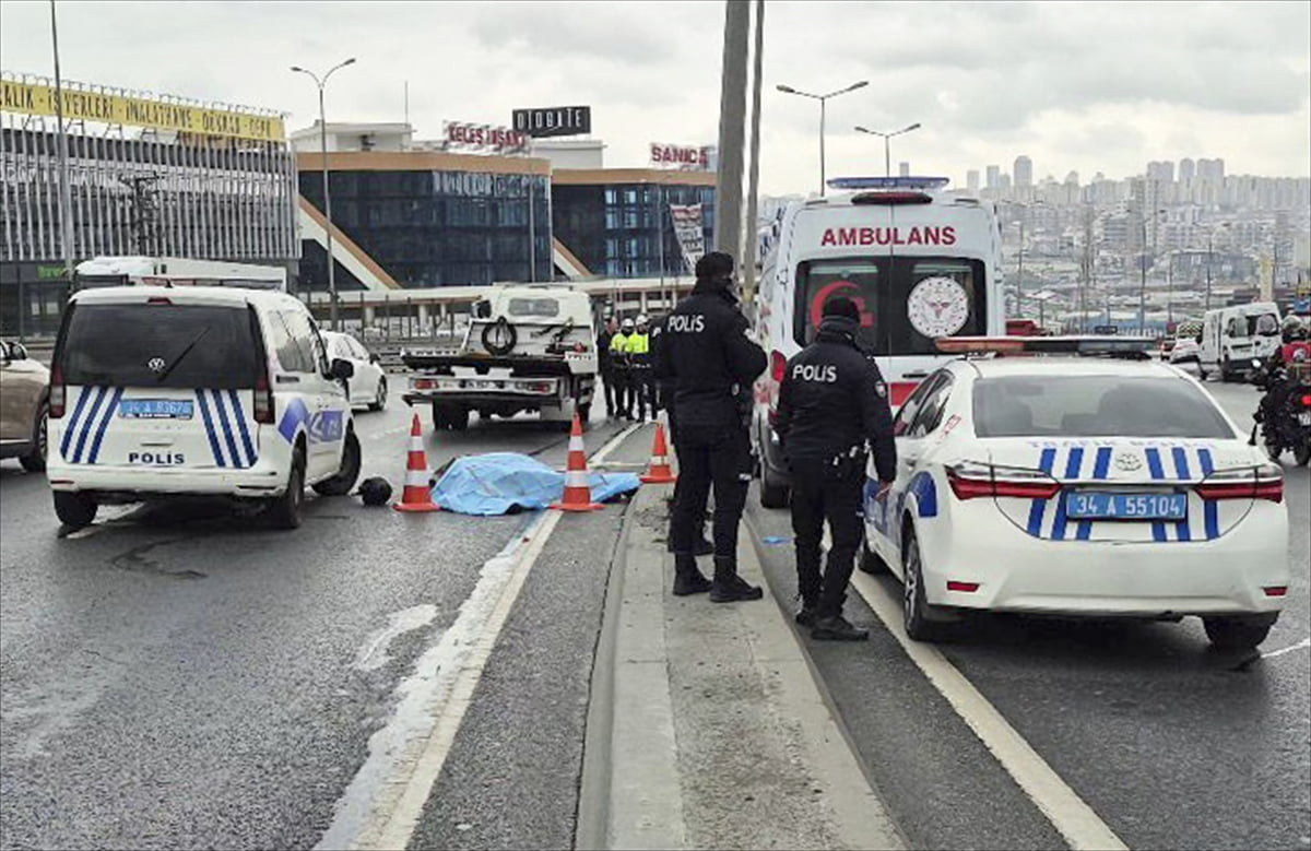 Esenyurt'ta motosikletten düşerek aydınlatma direğine çarpan sürücü yaşamını yitirdi.