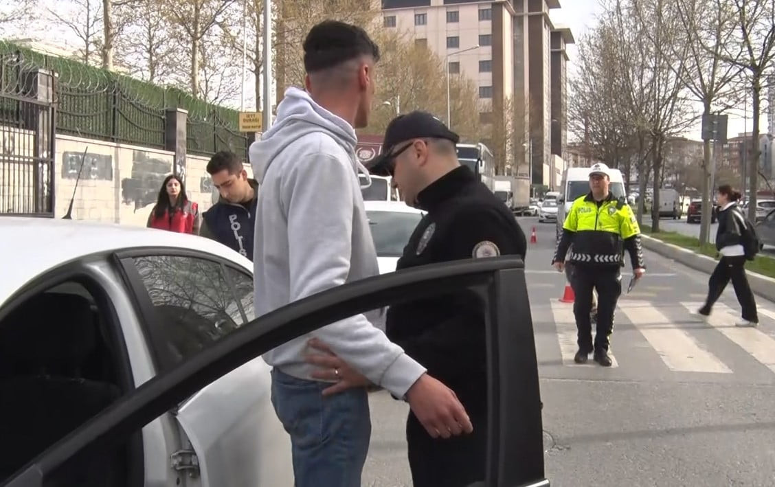 ESENYURT'TA OKUL VE ÇEVRELERİNDE POLİS DENETİMLERİ ARTIRILDI. YAPILAN DENETİMLERDE OKUL VE...