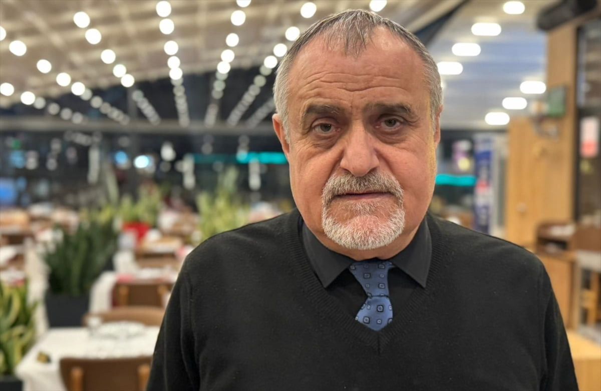Esenyurt'ta sanatçı Cahit Berkay'ın otomobilinin kontrolünü kaybederek restoranın cam duvarını...