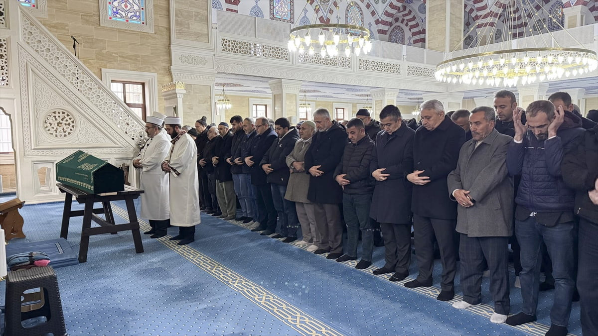 Esenyurt'ta, servis midibüsünün devrilmesi sonucu hayatını kaybeden 5 kişiden biri olan sürücünün...