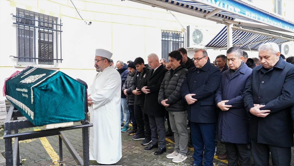 Esenyurt'ta, servis midibüsünün devrilmesi sonucu hayatını kaybeden Ayten Özfırat için Mehmet...