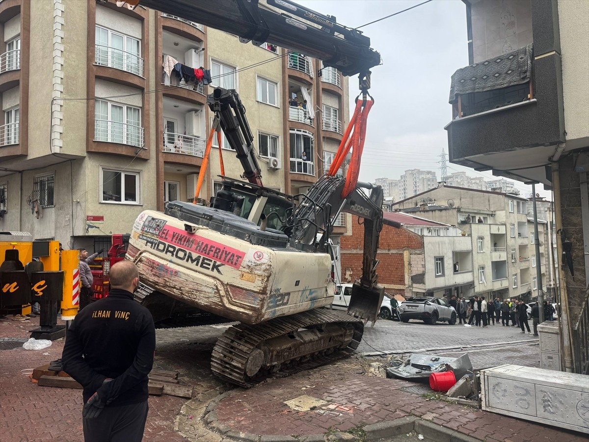 Esenyurt'ta, tırın dorsesinde taşınan iş makinesinin devrilmesi sonucu 2 otomobil ve bir...