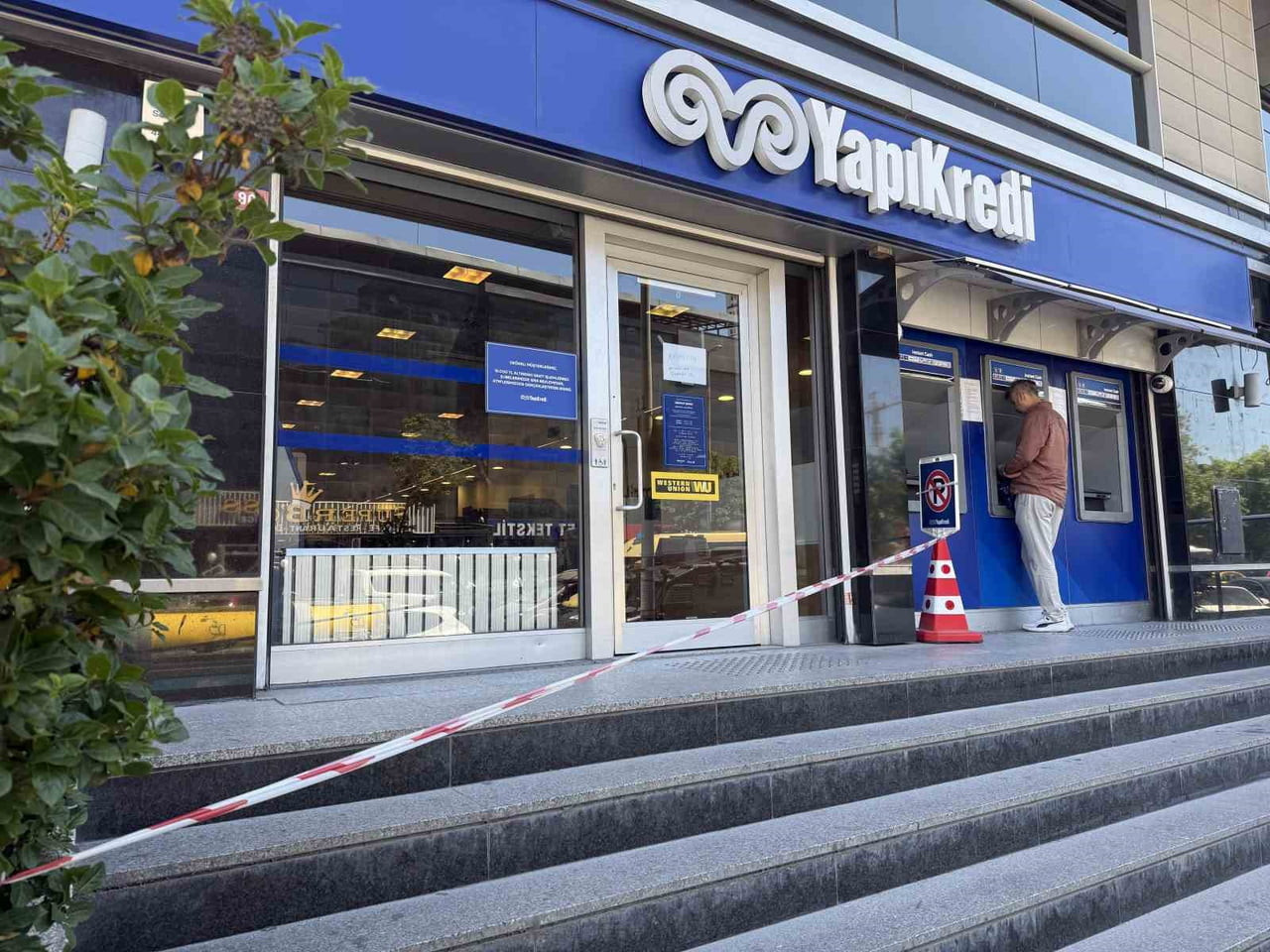 ESENYURT'TA YAPI KREDİ BANKASI ŞUBESİNE SİLAHLI SALDIRI