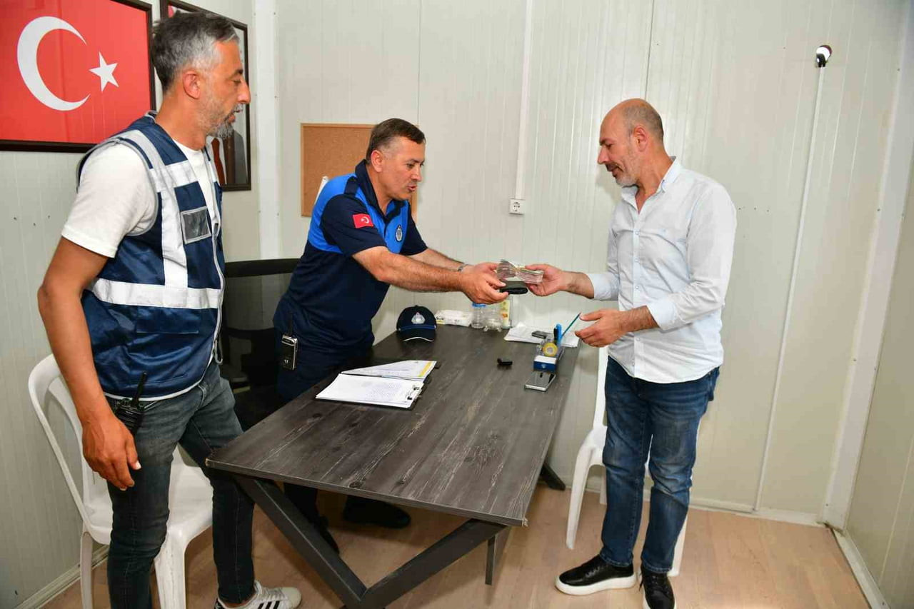 ESENYURT'TA YAŞAYAN BİR VATANDAŞIN DALGINLIK SONUCU ÇÖPE ATTIĞI PARA VE CÜZDANI, ESENYURT...