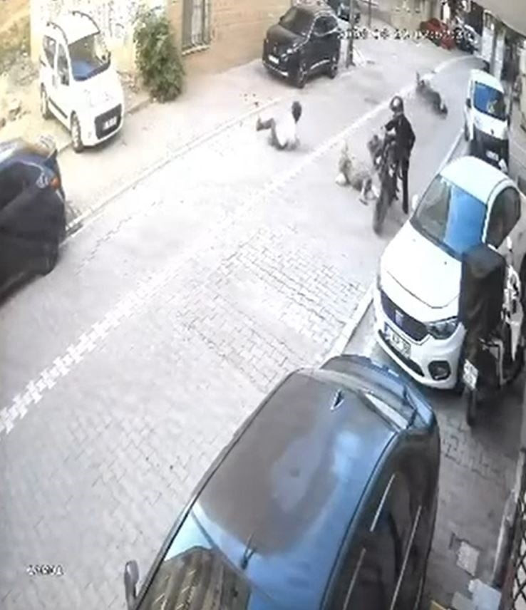ESENYURT’TA BİR MOTORLU, GAZA FAZLA BASINCA ÖN KALDIRARAK DİREKSİYON HAKİMİYETİNİ KAYBETTİ. O...