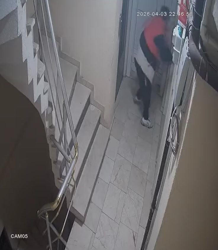 ESENYURT’TA BİR ŞAHIS, TANIMADIĞI İNSANLARIN EVLERİNE GİRMEYE ÇALIŞTI.