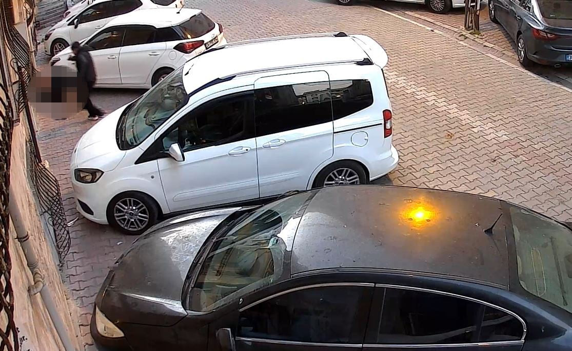 ESENYURT’TA EVİNDEN ÇIKARAK ARACINA BİNMEK İSTEYEN GENÇ ADAMIN, PUSU KURAN İKİ KİŞİ TARAFINDAN...