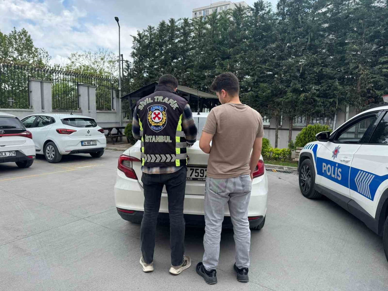 ESENYURT’TA MAKAS ATTIĞI TESPİT EDİLEN ARAÇ SÜRÜCÜ Ş.T.’YE 96 BİN TL İDARİ PARA CEZASI VERİLİRKEN...