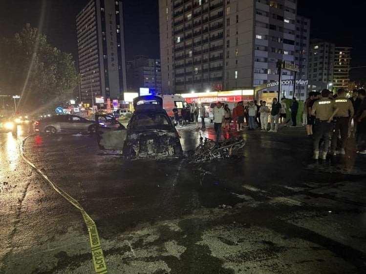 ESENYURT’TA OTOMOBİL İLE MOTOSİKLET ÇARPIŞTI: ARAÇLAR ALEVLERE TESLİM OLDU