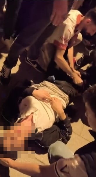 ESENYURT’TA ŞAMPİYONLUK KUTLAMASINDA BİR TARAFTAR BACAĞINDAN BIÇAKLANDI