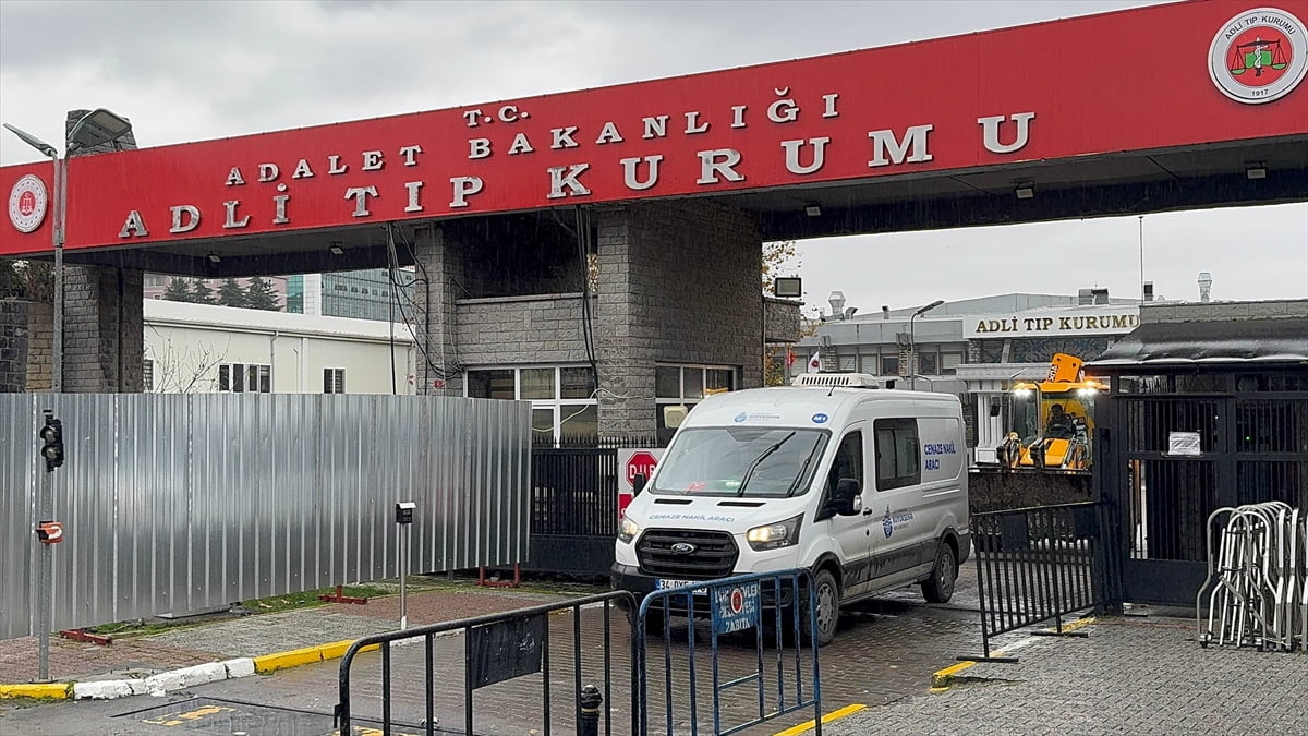 Esenyurt’ta, servis midibüsünün devrilmesi sonucu hayatını kaybeden 5 kişiden 3'ünün cenazesi...