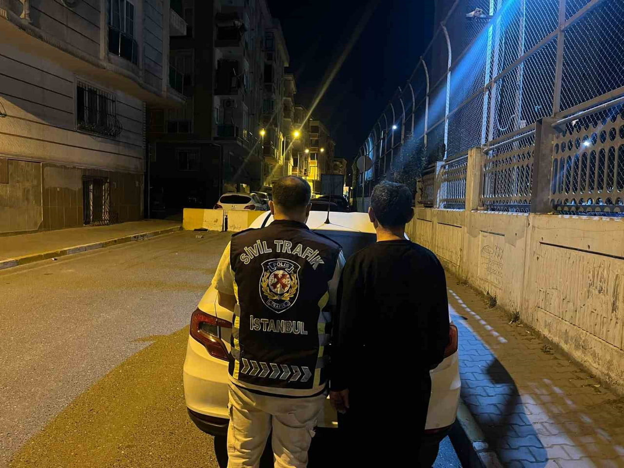 ESENYURT’TA TRAFİKTE TEHLİKELİ HAREKETLER YAPARAK İLERLEYEN SÜRÜCÜ POLİS EKİPLERİ TARAFINDAN...