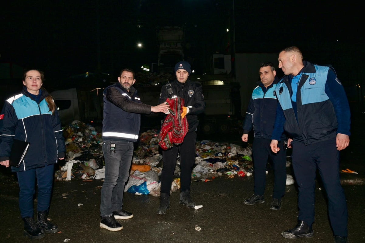 Esenyurt’ta yanlışlıkla çöpe atılan yaklaşık 1 milyon 200 bin lira değerindeki 26 tam ve 2 yarım...