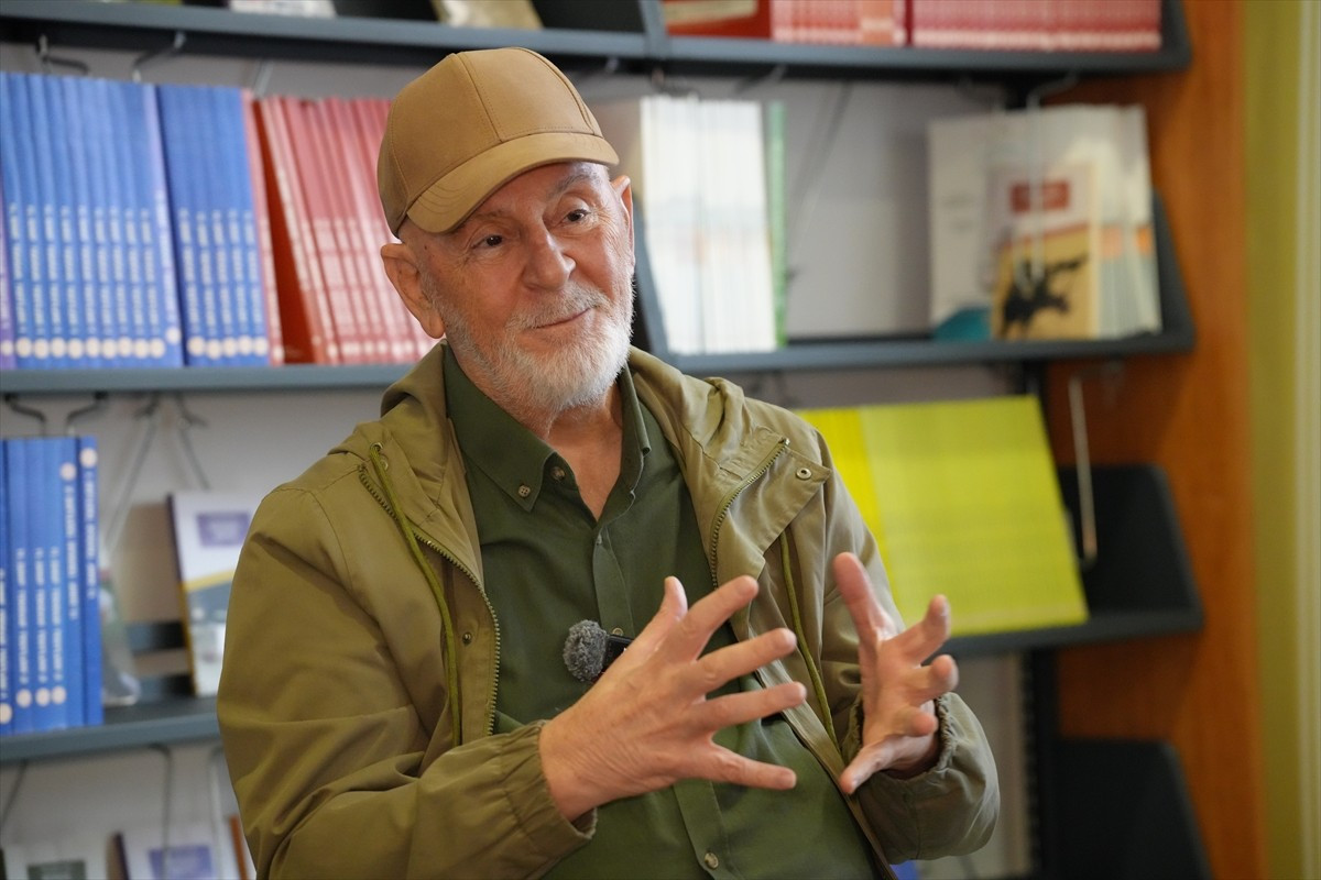 Eserleriyle Türk edebiyatında iz bırakan yazar Mustafa Kutlu'ya, Türkiye Maarif Vakfı tarafından...