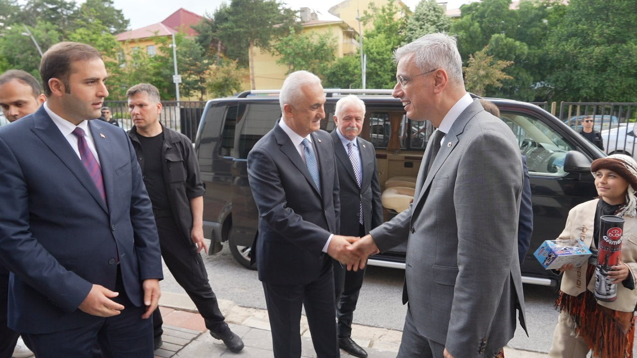 EŞİTLİ TEMASLARDA BULUNMAK ÜZERE MUŞ’A GELEN SAĞLIK BAKANI PROF. DR. KEMAL MEMİŞOĞLU, "İL SAĞLIK...