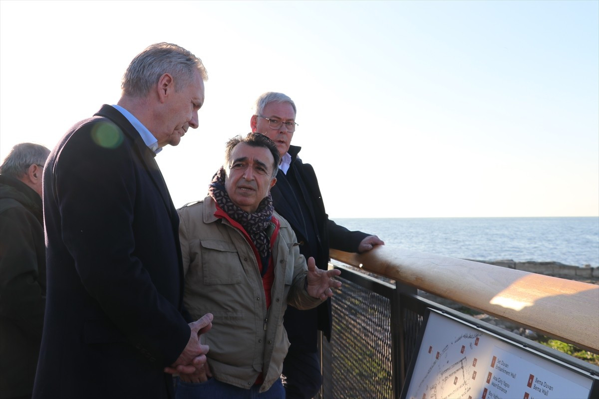 Eski Almanya Cumhurbaşkanı Christian Wulff (solda), İznik'teki bazilikayı ziyaret edip...