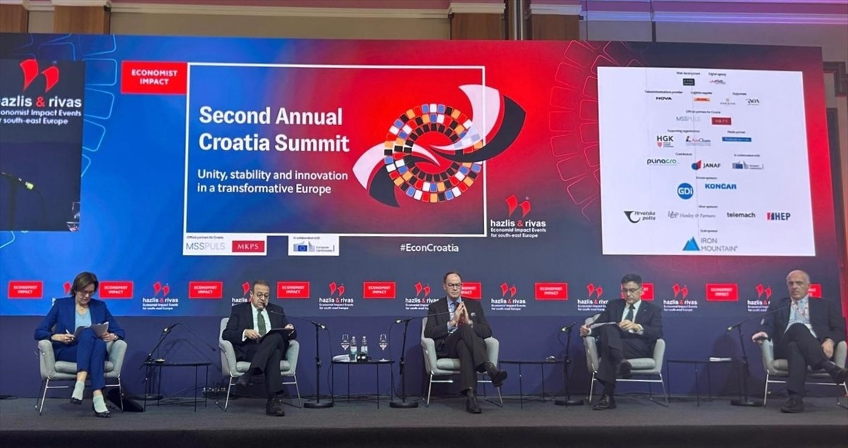 Eski Avrupa Birliği (AB) Bakanı ve Büyükelçi Egemen Bağış (sol 2), Londra merkezli uluslararası...