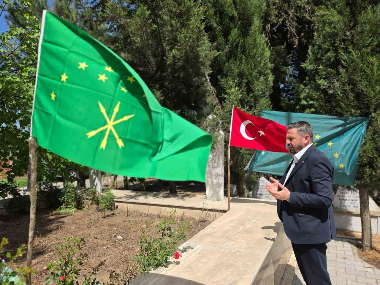 ESKİ ÇERKESYA (SOÇİ) MİLLİ MECLİSİ VE HÜKÜMETİ SON BAŞKANI HACI GİRANDÜK BERZEG İÇİN MEZARININ...