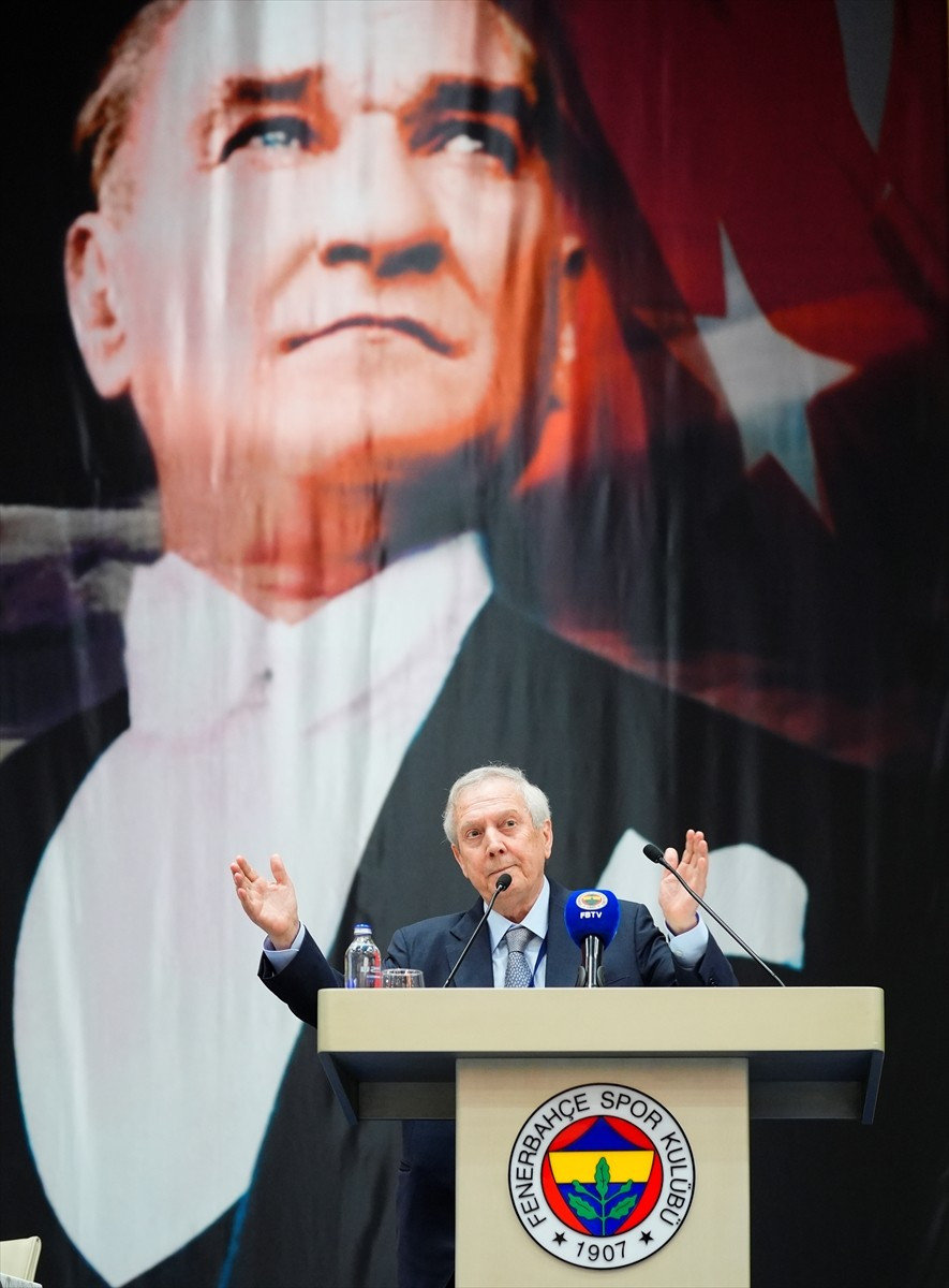 Eski Fenerbahçe Kulübü Başkanı Aziz Yıldırım, Kalamış'ta bulunan Fenerbahçe Faruk Ilgaz...