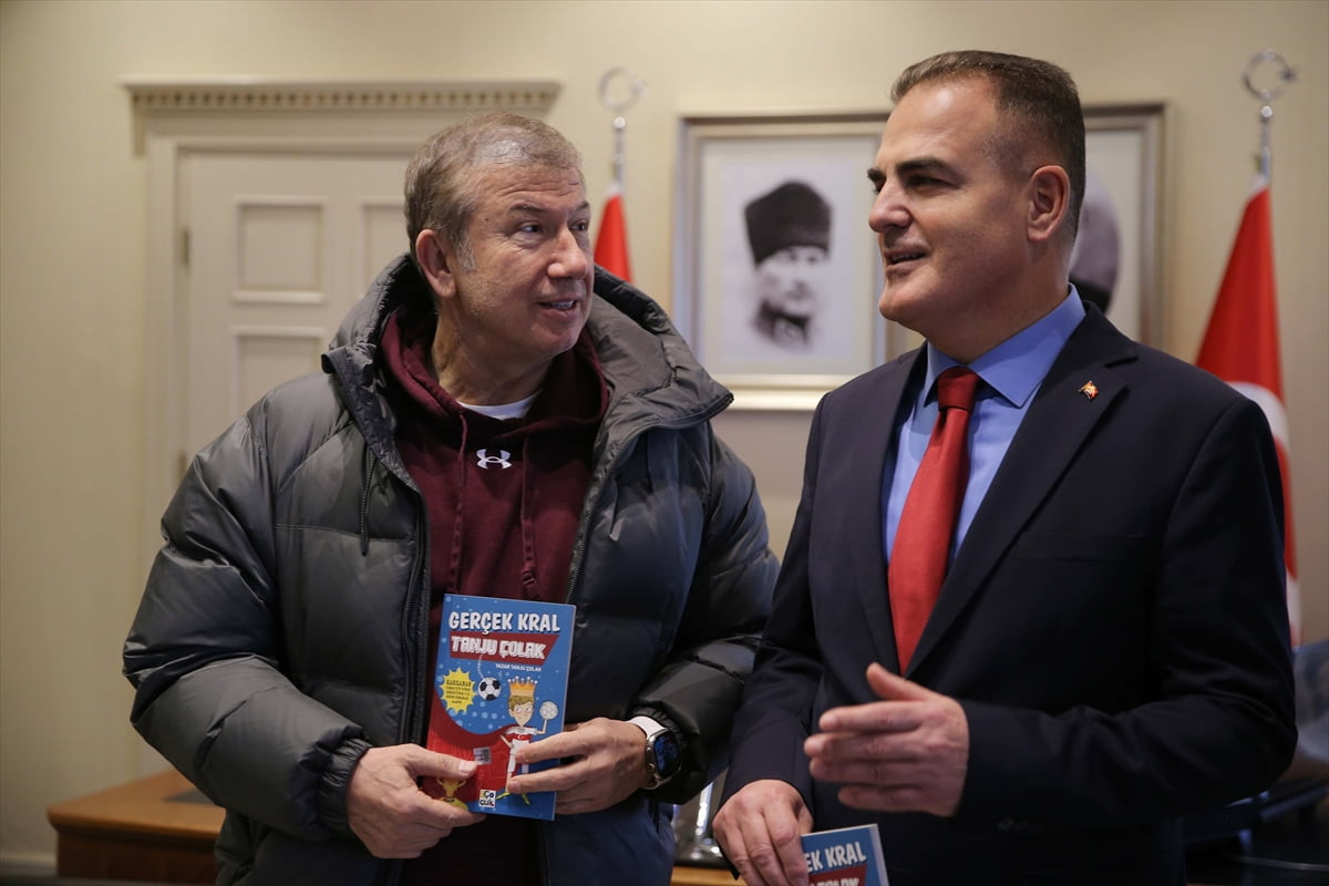 Eski milli futbolcu Tanju Çolak (solda), Muğla Valisi İdris Akbıyık'ı (sağda) ziyaret ederek...