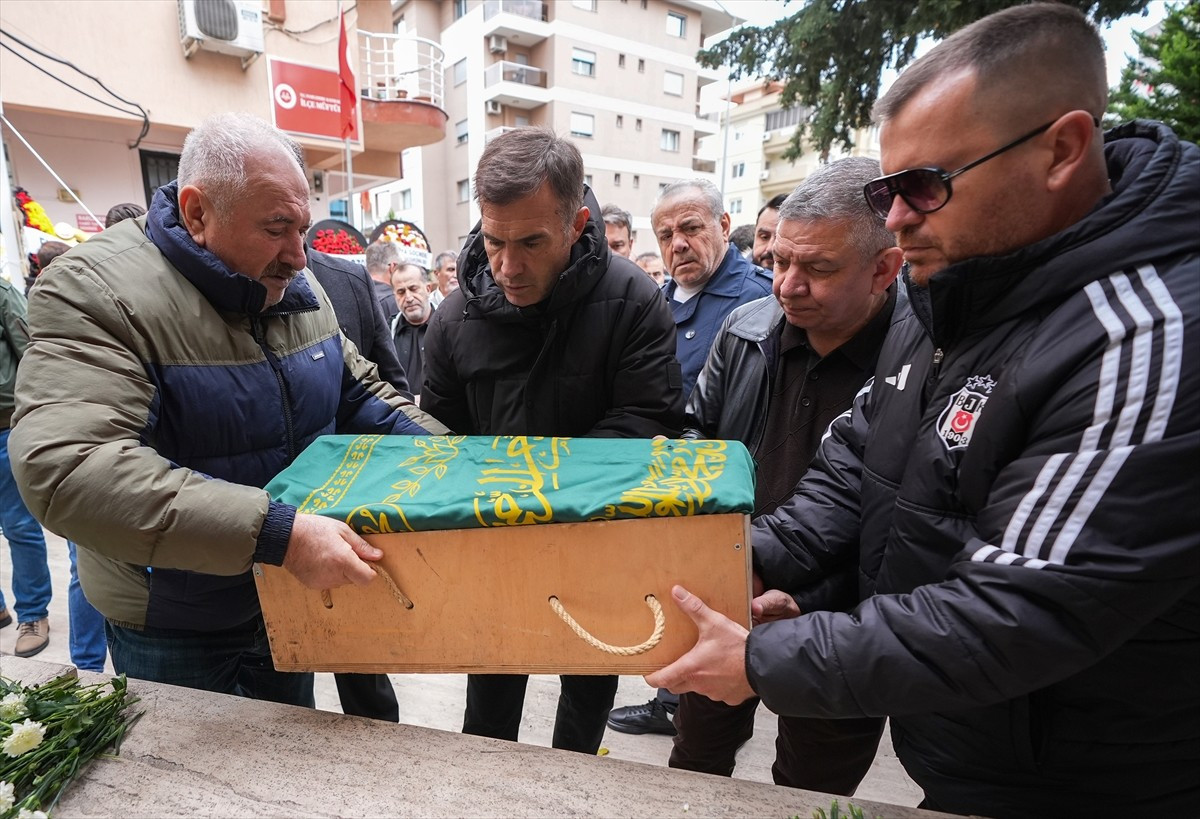Eski milli futbolcu ve teknik direktör Feyyaz Uçar'ın (sol 2) dün vefat eden torunu Can Arbay...