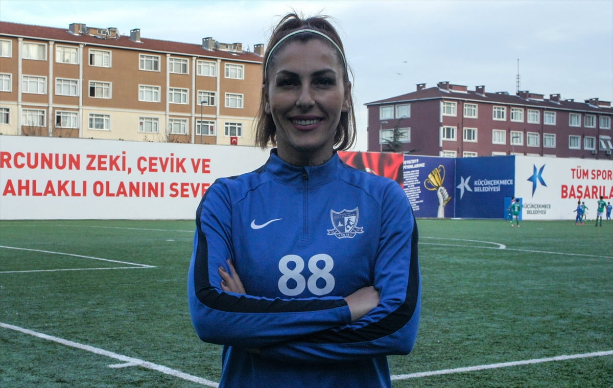 Eski milli kadın futbolcu ve Galatasaray'ın eski teknik direktörlerinden Nurcan Çelik vefat etti....